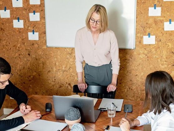 Praktyczne porady dla nauczycieli korzystających z e-learningu – jak skutecznie prowadzić zajęcia online?